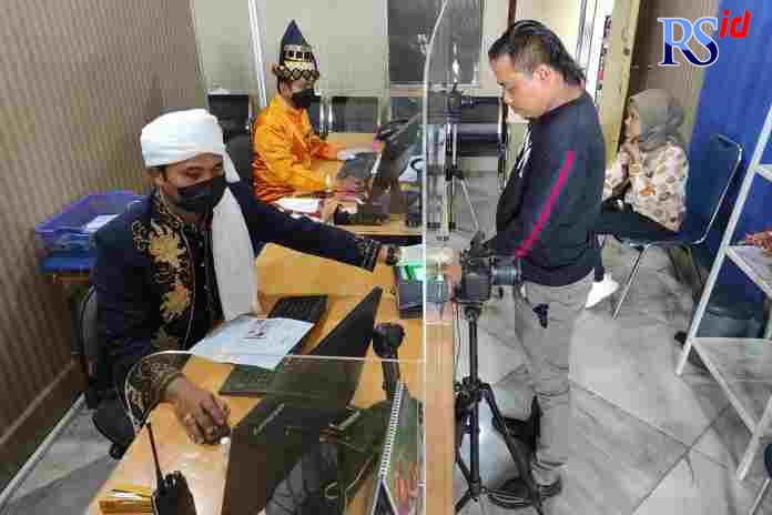 Petugas pelayanan SIM dan Samsat di Salatiga berdandan pahlawan nasional untuk memperingati hari Pahlawan 10 November ini. (Dhinar Sasongko/Jawa Pos Radar Semarang)