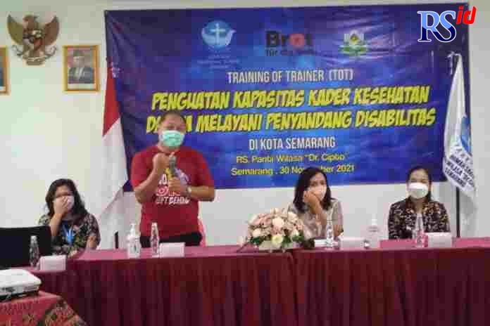 Ketua Forum Kota Sehat (FKS), Krisseptiana Hendrar Prihadi, dan Direktur RS Panti Wiloso Dr Cipto Semarang, Dr. Daniel Budi Wibowo, M.Kes membuka TOT penguatan kader kesehatan dalam penyandang disabilitas di kota Semarang. (Istimewa)