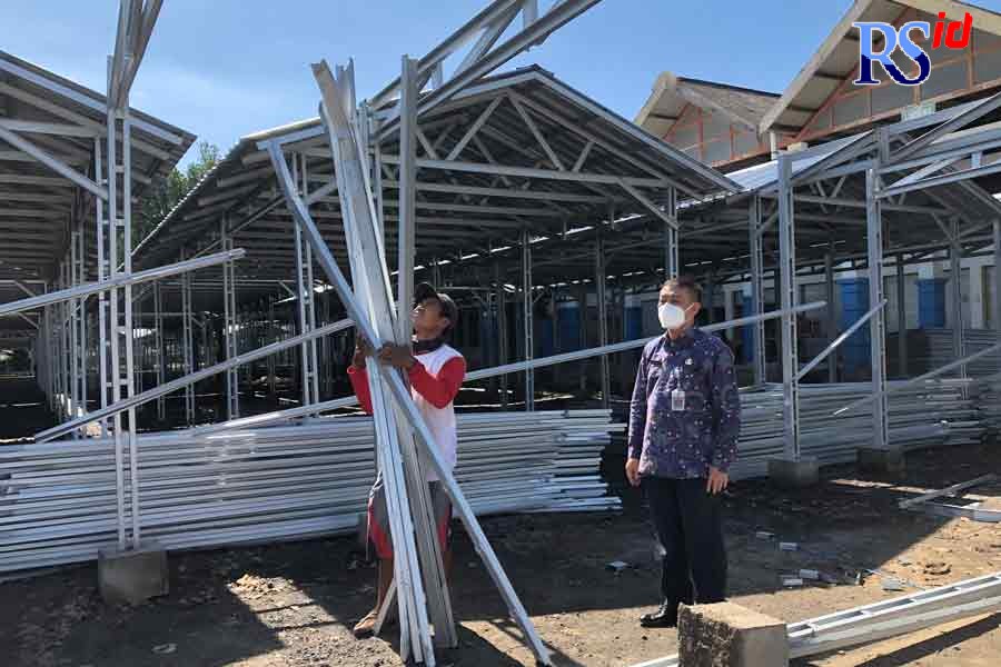 Kepala Inspektorat Kendal, Sugeng Prayitno saat meninjau perbaikan pasar Darurat Weleri, beberapa waktu lalu. (BUDI SETIYAWAN/JAWA POS RADAR SEMARANG)