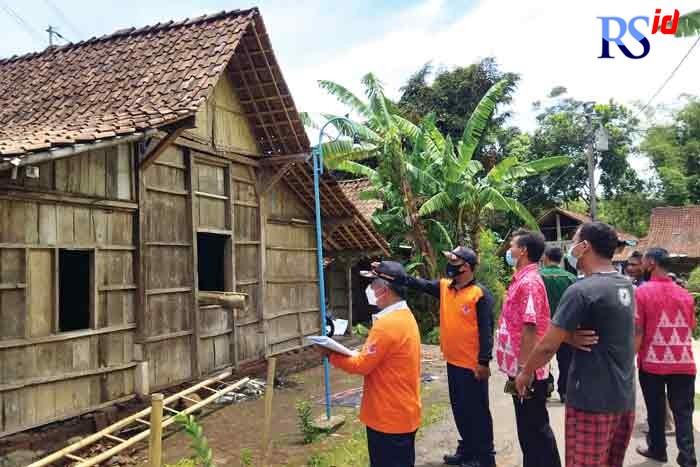 Tim BPBD Kabupaten Semarang mengecek kerusakan rumah warga di Desa Sugihan, Tengaran usai kesapu angin kencang. Kamis (11/11/2021). (Maria Novena/Jawa Pos Radar Semarang)