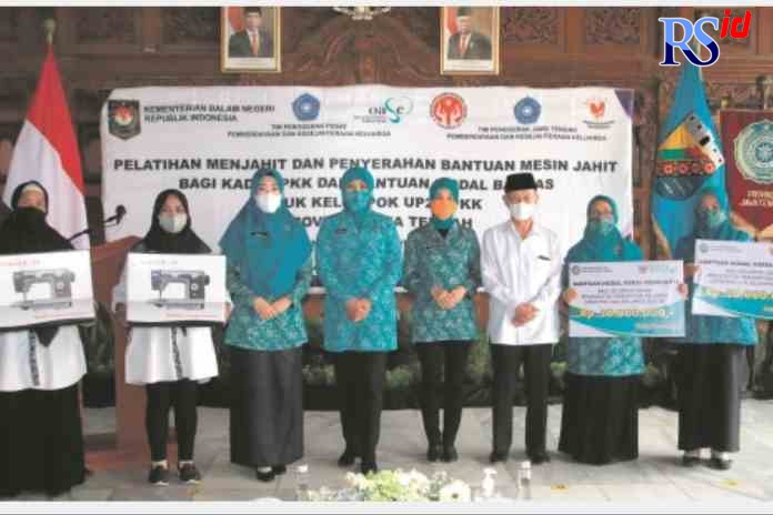 BERI BANTUAN: Ketua Umum TP PKK Pusat Tri Suswati Tito Karnavian saat menyerahkan bantuan pelatihan menjahit dan mesin, di pelatihan di sanggar latih Dian Pelangi, Jumat (26/11). (Lutfi Hanafi/Jawa Pos Radar Semarang)