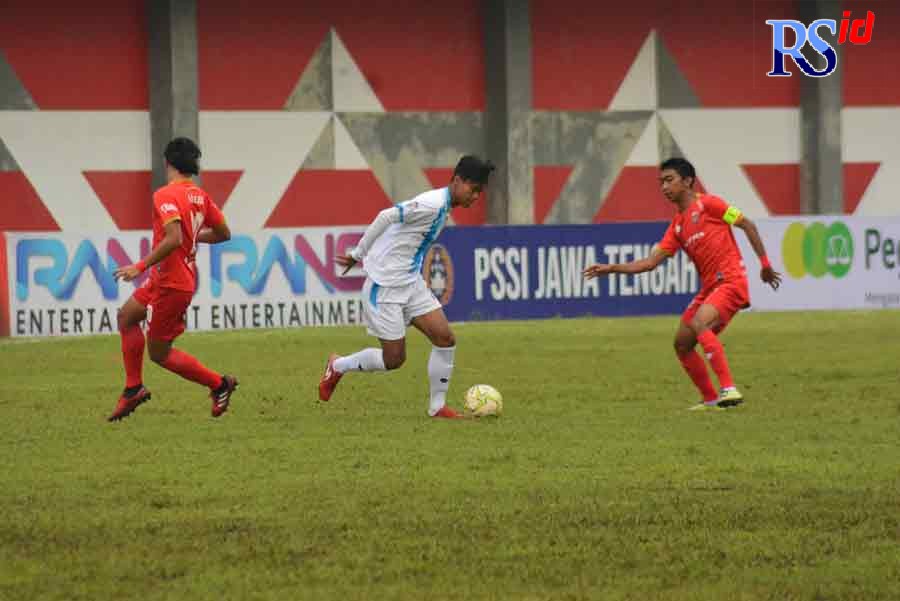 PSISa Salatiga (putih) harus puas bermain imbang lawan PSIP di Stadion Bhumi Pala Temanggung Minggu (21/11/2021). (Istimewa)