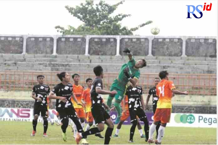 DUEL: Laga Persekap (oranye) melawan Persebi (hitam) di Stadion Hoegeng, Kota Pekalongan, Jumat (26/11). (IST)