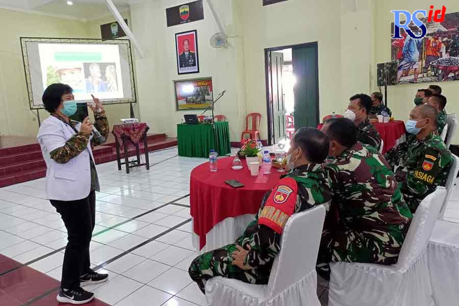 dr Jovita Panggelo dari RSJ Prof. Dr. Soerojo Magelang memberikan materi penanganan kegawatdaruratan psikiatri di masyarakat bagi babinsa di seluruh Magelang. (ROFIK SYARIF G P/JAWA POS RADAR SEMARANG)