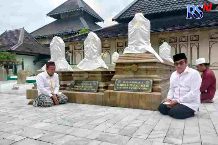 Ketua DPW PKS Jawa Tengah  Muh Haris saat  Ziarah Kepahlawan di Komplek Makam Raja Demak. (Istimewa)