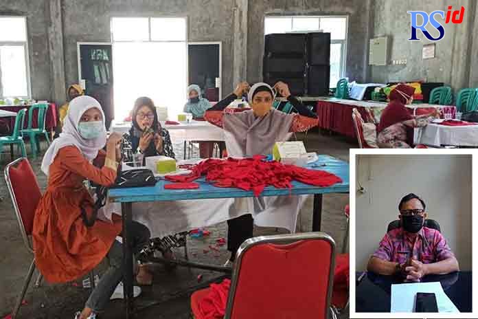 Warga Kelurahan Tambakaji mengikuti pelatihan membuat masker. Agus Maryanto (inzet). (FIGUR RONGGO WASSALIM/JAWA POS RADAR SEMARANG)