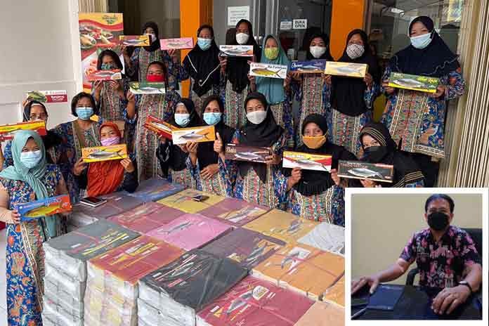 Warga Kelurahan Tambakrejo yang memiliki usaha bandeng presto dengan merek masing-masing. Setyo Widiyatmoko (inzet). (FIGUR RONGGO WASSALIM/JAWA POS RADAR SEMARANG)