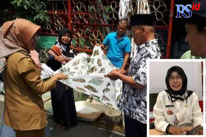 Batik Gesek godong di RW 6 Kelurahan Tegalsari yang mulai mendunia. Sri Martini (inzet). (Devi Nurkumalasari/Jawa Pos Radar Semarang)