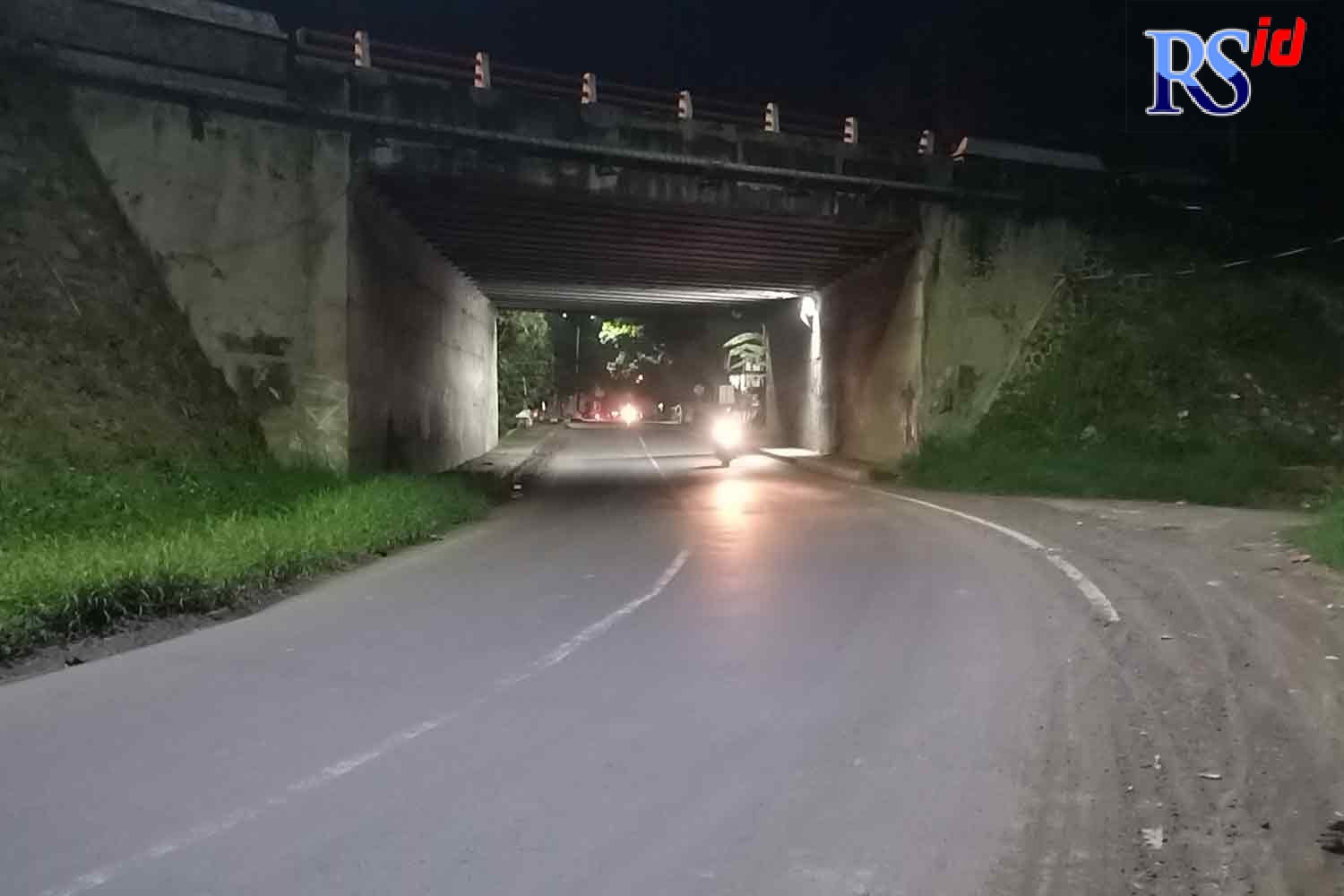 Kondisi Terowongan arteri Kaliwungu yang mistis dan sering muncul penampakan kuntilanak. (ADIT BAMBANG SETYAWAN/ JAWA POS RADAR SEMARANG)