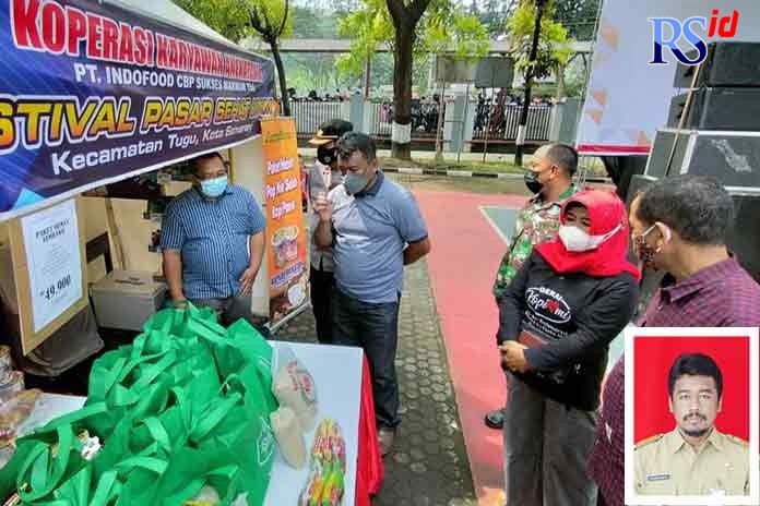 Camat Tugu Kusnandir saat menggelar bazar UMKM di Kantor Kecamatan Tugu belum lama ini. Kusnandir (Inzet). (ADENNYAR WYCAKSONO/JAWA POS RADAR SEMARANG)