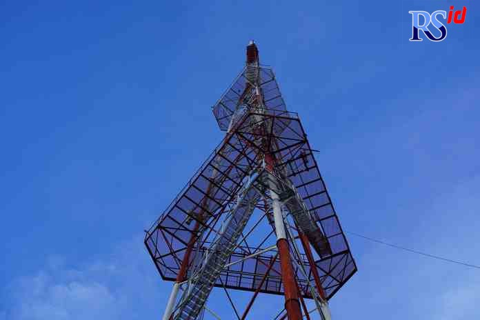 Ilustrasi: Pemancar TVRI Sulawesi Utara. Peralihan sistem siaran TV analog ke siaran tv digital, membuka peluang hadirnya siaran TV terestrial ke kawasan yang sebelumnya tertutup atau tidak bisa menangkap siaran televisi terestrial. Tim Komunikasi Publik