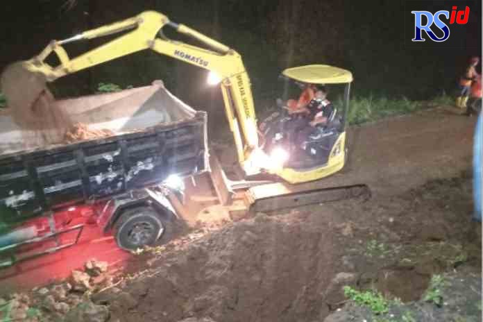 EKALUASI: Petugas bersama dengan warga membersihkan longsoran di Dusun Tapak yang menimpa mobil box. (Maria Novena/Jawa Pos Radar Semarang)