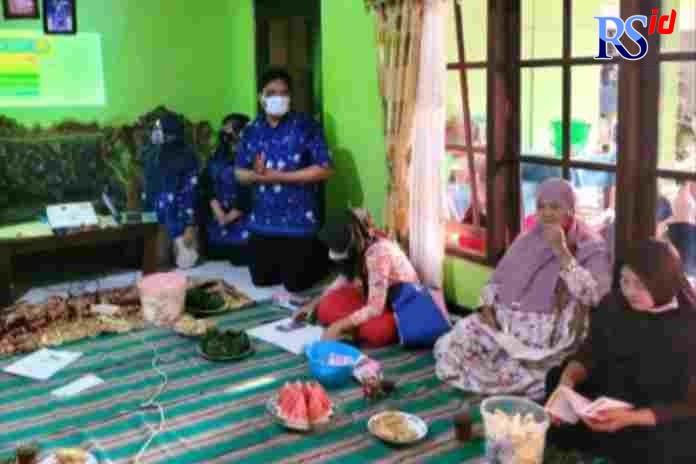 Dosen Farmasi UNNES, Willy Tirza Eden, M.Sc., Apt., saat memberi penyuluhan dan pelatihan penanganan terhadap obat kadaluarsa kepada warga kelurahan Kalisegoro, Gunungpati, Kota Semarang. (Istimewa)