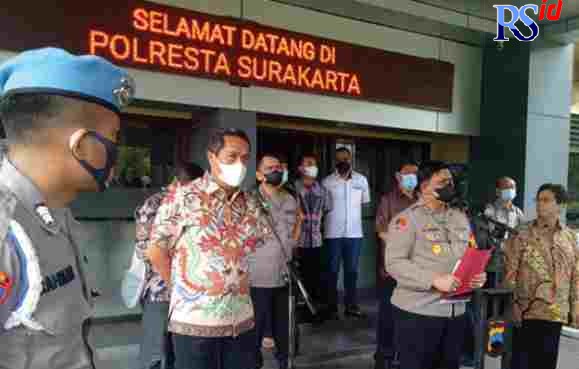 Kapolresta Surakarta Kombes Pol Ade Safri Simanjuntak didampingi Rektor UNS Jamal Wihoho saat mengumumkan dua tersangka kasus kematian Gilang di mapolresta, Jumat (5/11) siang. (SILVESTER KURNIAWAN/RADAR SOLO)