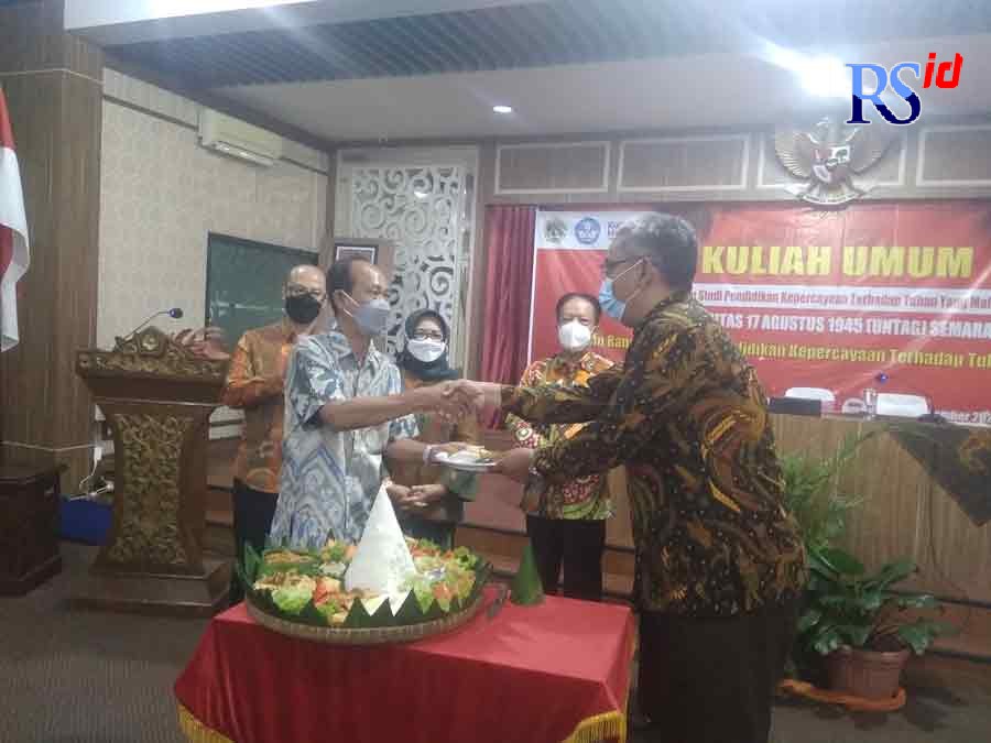 Direktur Kepercayaan terhadap Tuhan YME dan Masyarakat Adat, Ditjen Kebudayaan, Kemendikbud Samsul Hadi saat menyerahkan potongan tumpeng pertama kepada Dekan Fakultas Bahasa dan Budaya Untag Yosep Bambang Margono Rabu (3/11/2021). (ADIT BAMBANG SETYAWAN/