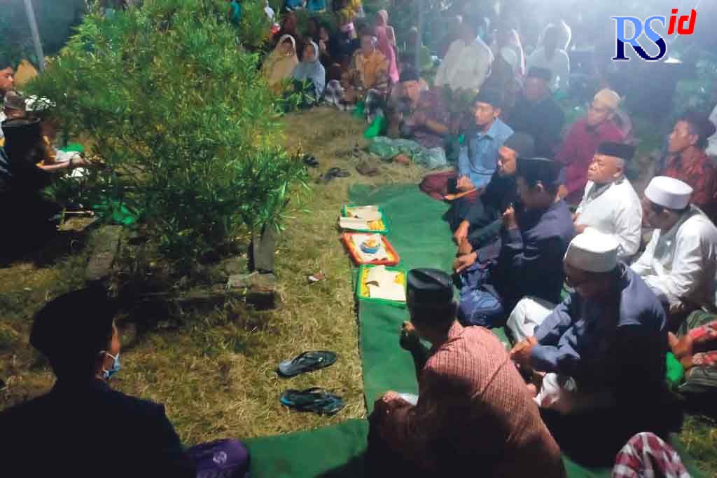 Warga Desa Wedung, Kecamatan Wedung saat ziarah di makam Syekh Abdul Ghoni. (WAHIB PRIBADI/JAWAPOS RADAR SEMARANG)