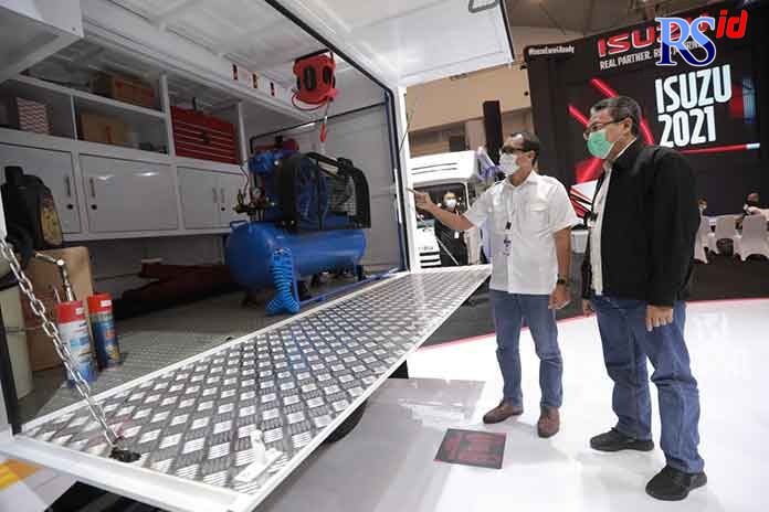 Attias Asril GM Marketing PT IAMI (jaket hitam) bersama Tonton Eko GM Product development PT IAMI menunjukan kesiapan Isuzu dalam menyambut program Emisi Euro 4 yg akan dimulai April 2022 dg menunjukan ketersediaan Bengkel Isuzu Berjalan yg mencapai 145 b