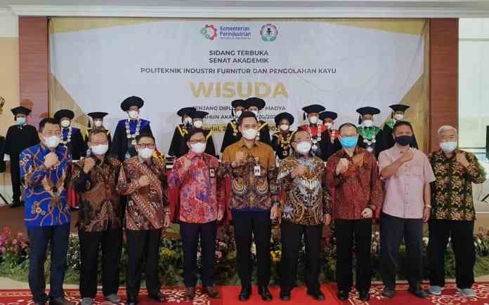FOTO BERSAMA: Bupati Kendal Dico Mahtado Ganinduto, Tenaga Ahli BPSDMI Kementerian Perindustrian Mujiono, Presiden Direktur PT KIK, Direktur, Senat Polifurneka, HIMKI, dan Komite Industri.