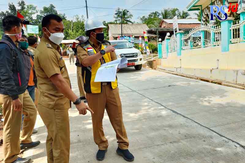 Bupati Batang Wihaji bersama DPUPR Kabupaten Batang saat meninjau progres peningkatan jalan Tulis-Batiombo. (RIYAN FADLI/JAWA POS RADAR SEMARANG)