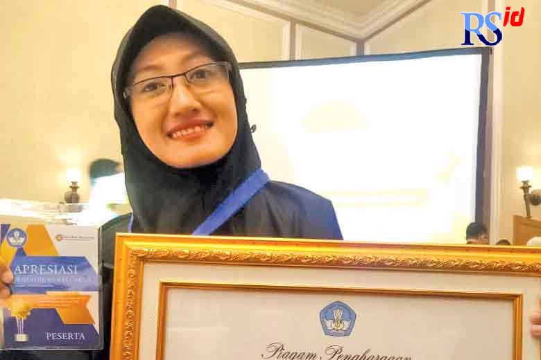 Dian Marta Wijayanti saat meraih juara Lomba Karya Tulis PGRI Kota Semarang dan menjadi peserta Seminar Nasional Guru Berprestasi Kesharlindung Dikdas Kemdikbud tahun 2018 silam. (Istimewa)