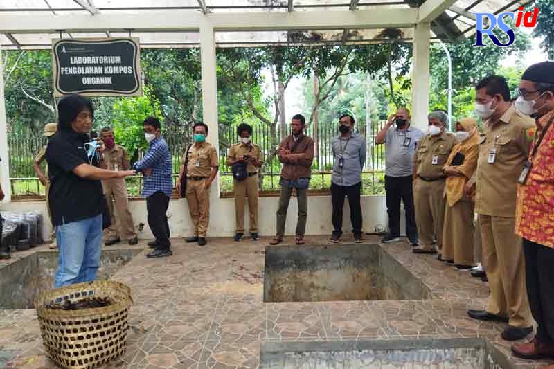 Peninjauan pengolahan sampah organik di Borobudur untuk dijadikan pupuk. (LUQMAN SULISTIYAWAN/JAWA POS RADAR SEMARANG)