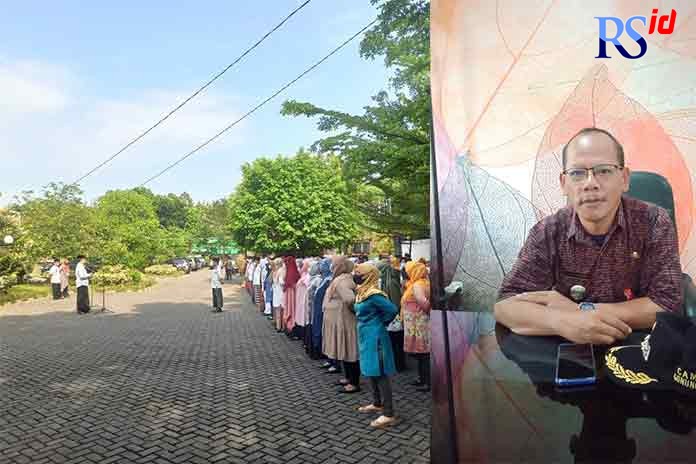 Pelaksanaan upacara Hari Santri Nasional yang digelar dengan menerapkan protokol kesehatan. Sabar Tri Mulyono (kanan). (FIGUR RONGGO WASSALIM/JAWA POS RADAR SEMARANG)