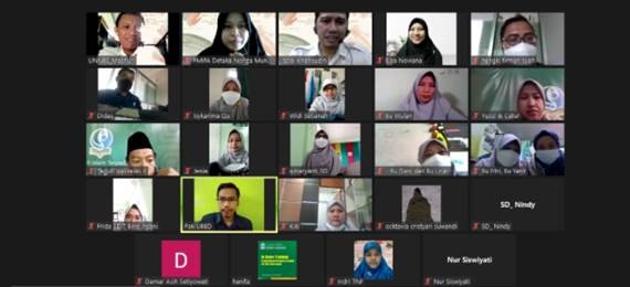 Tim Pengabdian Masyaralat jurusan matematika FMIPA Universitas Negeri Semarang saat melakukan pendampingan penyusunan buku tematik matematika berbasis konservasi secara daring kepada guru SD IT Bina Insani Semarang. (Istimewa)
