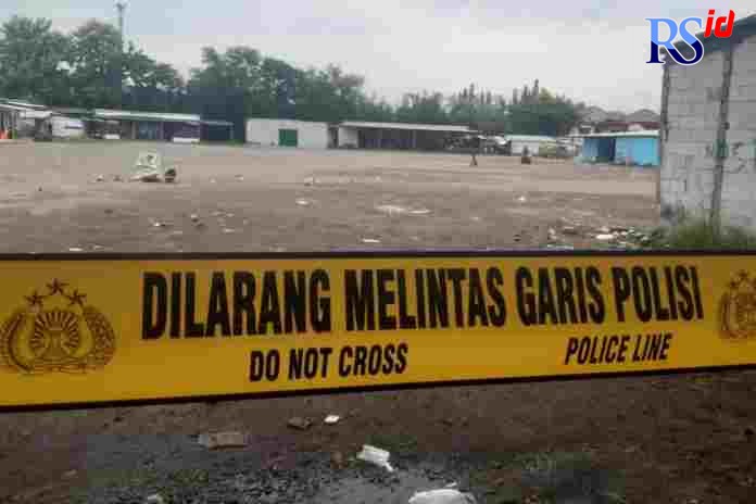 Polisi menyegel 20 karaoke liar di kawasan Terminal Penggaron Semarang Senin (15/11/2021) pagi. (M Haryanto/Jawa Pos Radar Semarang)