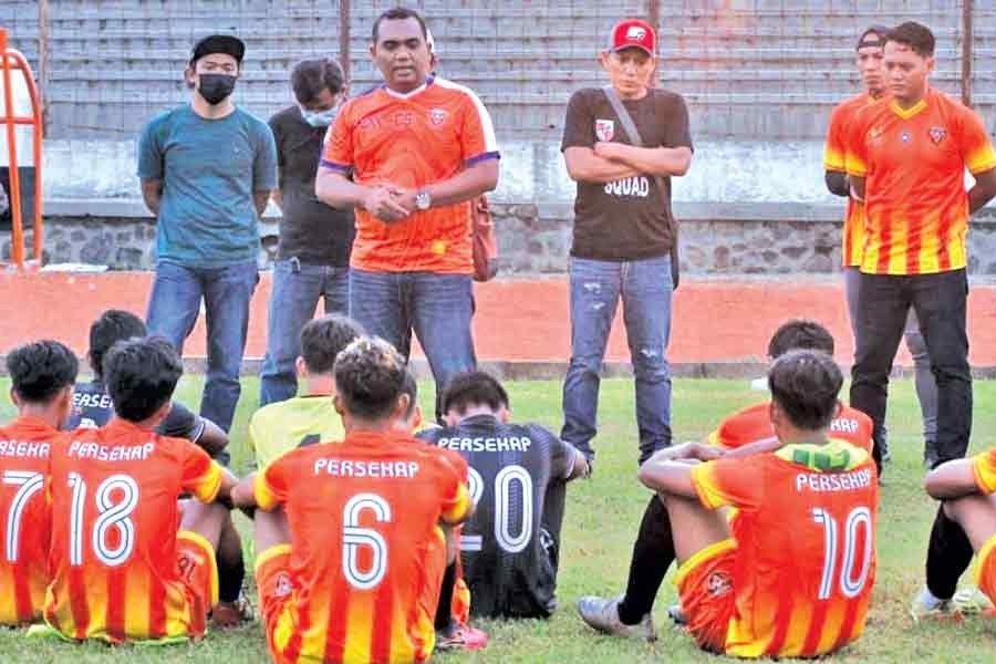 Candra Saputra saat bersama pemain Persekap beberapa waktu lalu. (Istimewa)