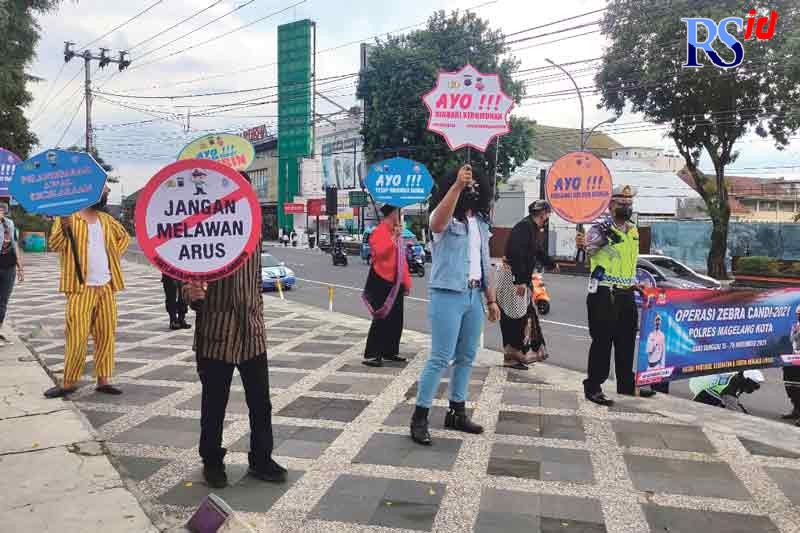 Petugas Satlantas Polres Magelang Kota mengenakan karakter tokoh-tokoh dalam memberikan imbauan tertib lalu lintas. (ROFIK SYARIF G P/JAWA POS RADAR SEMARANG)