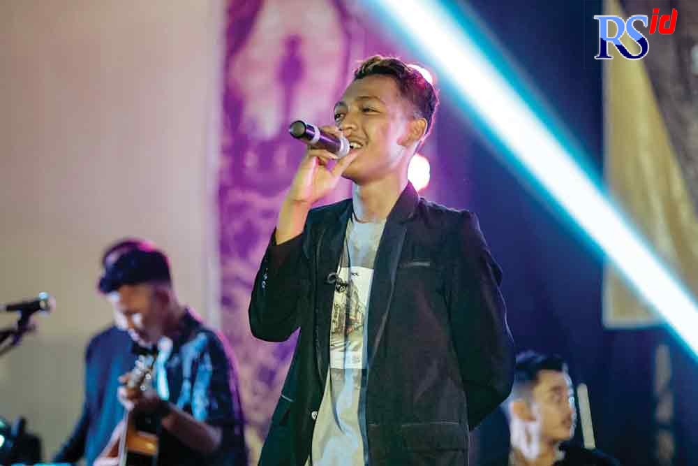 Pemusik asal Jogja Iksan Skuter saat memeriahkan Salatiga Creative Culture. (DHINAR SASONGKO/JAWA POS RADAR SEMARANG)