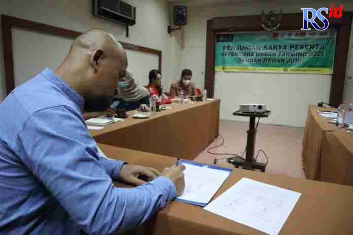 TENTUKAN JUARA : Dewan juri saat melakukan penilaian dari hasil karya peserta yang dikirim secara daring. (Dok pribadi)