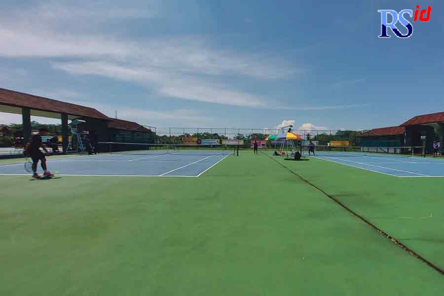 Pelaksanaan Kejurnas Tenis Lapangan Junior dan Senior TDP Wali Kota Magelang 2021 di lapangan Moncer Serius (outdoor). (PUPUT PUSPITASARI/JAWA POS RADAR SEMARANG)