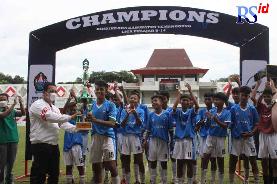 Momen SMP Negeri 6 Temanggung saat menerima trofi kemenangan dan menjadi juara 1 dalam Liga Pelajar Piala Dindikpora U-14 di Stadion Bhumi Phala, Minggu (5/12). (ANANTA ERLANGGA MUSA / JAWA POS RADAR SEMARANG)