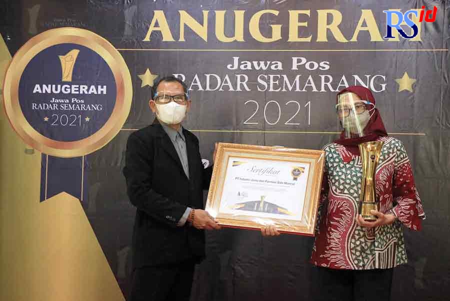 Factory Head PT Industri Jamu dan Farmasi Sido Muncul Tbk Wahyu Widayani menerima Anugerah Jawa Pos Radar Semarang 2021 dari Direktur Jawa Pos Radar Semarang Baehaqi. (NURCHAMIM/JAWA POS RADAR SEMARANG)