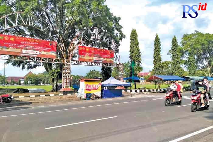 Suasana kawasan Alun-Alun Kajen, Minggu (12/12). Jalan utama ini akan ditutup pada malam perayaan tahun baru nanti. (NANANG RENDI AHMAD/JAWA POS RADAR SEMARANG)