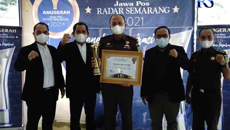 Direktur Jawa Pos Radar Semarang Baehaqi saat menyerahkan penghargaan Jawa Pos Radar Semarang Award 2021 kepada Kajari Kendal Ronaldwin beberapa waktu lalu. (BUDI SETIYAWAN/JAWA POS RADAR SEMARANG)