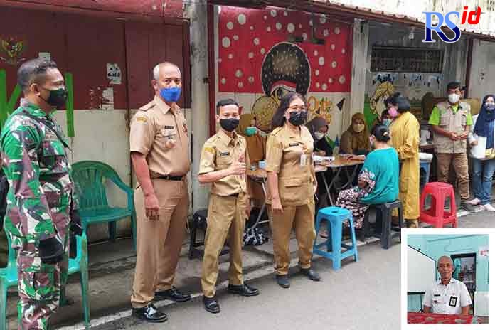 Pelaksanaan vaksinasi di Kelurahan Bangunharjo dengan mendatangi wilayah RW. Agus Triyono. (ADDIN ALFATH/JAWA POS RADAR SEMARANG)