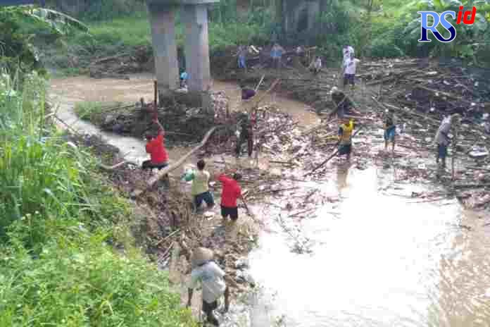 Warga bersama TNI membersihkan sampah di Sungai Desa Jamus, Kecamatan Mranggen, Kabupaten Demak. (WAHIB PRIBADI/JAWA POS RADAR SEMARANG)