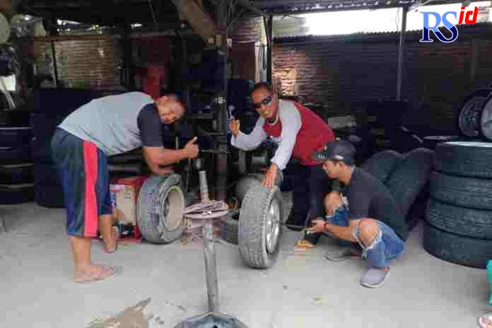 Aktivitas warga di Kampung Velg dan Ban di Tlogomulyo RW 2, Pedurungan. (FIGUR RONGGO WASSALIM/ JAWA POS RADAR SEMARANG)