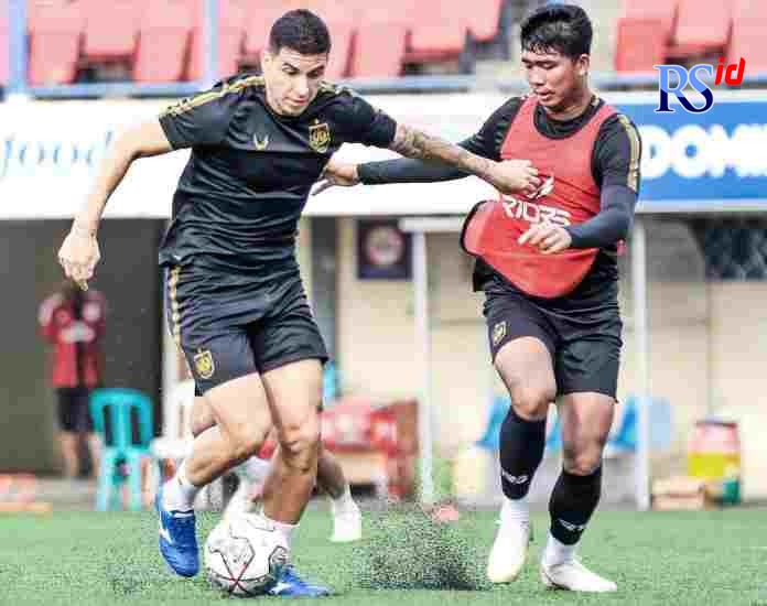 Brian ferreira (kiri) resmi dilepas PSIS. (PSIS FC OFFICIAL)