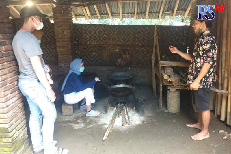 Agus Prayitno sedang menjelaskan pembuatan gula Jawa kepada pengunjung yang datang. (LUQMAN SULISTIYAWAN/JAWA POS RADAR SEMARANG)