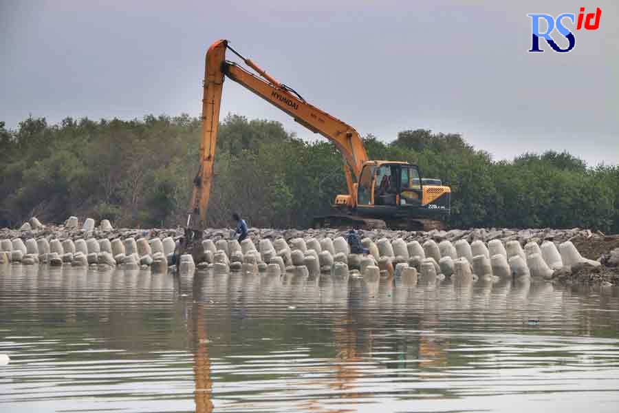Aktivitas pemasangan tetrapod di bibir pantai Kota Semarang untuk mencegah erosi yang disebabkan gelombang laut. Rencananya, di sepanjang pantai Kota Semarang akan dibangun tanggul laut atau Harbour Toll. (NURCHAMIM/JAWA POS RADAR SEMARANG)