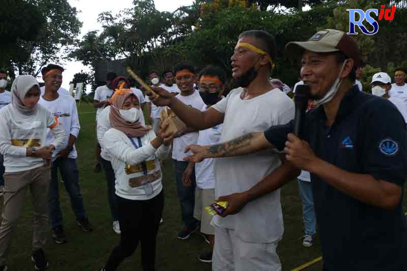 Aris Jati Setyawan (memakai topi) memandu outbond yang dilaksanakan karyawan Jawa Pos Radar Semarang di hotel de Emmerick, Salatiga Sabtu (18/12) lalu. (Nurchamim/Jawa Pos Radar Semarang)