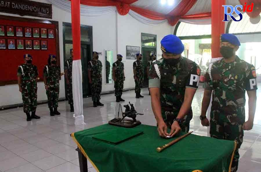 Serah terima Jabatan Komandan Denpom IV/5 Semarang dari Letkol CPM F Okto Femula SH MSi MHan kepada Letkol CPM M Yudi Irawan SH di Madenpom IV/5 Jalan Pemuda, Semarang. (Nurchamim/Jawa Pos Radar Semarang)