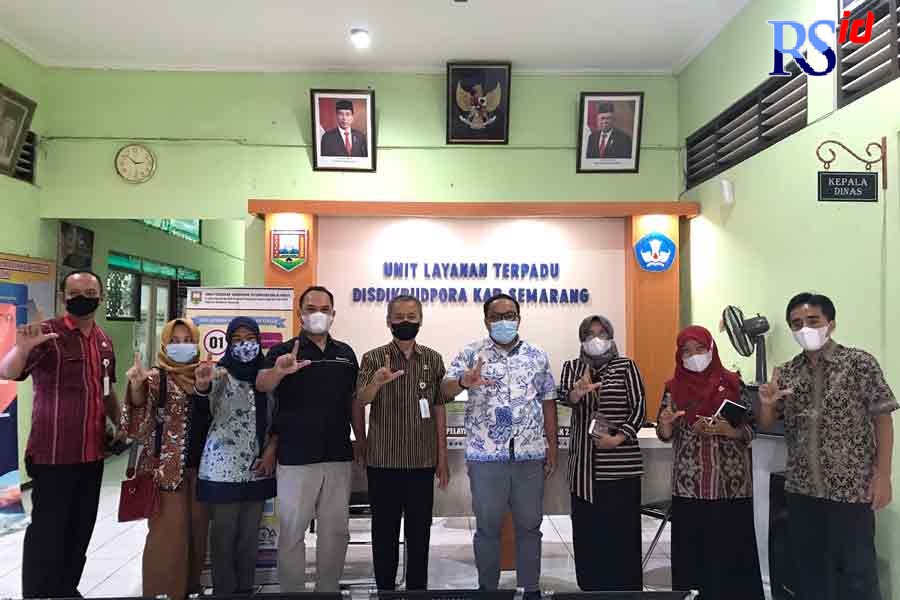 Jajaran Manajemen Jawa Pos Radar Semarang usai berdiskui Kepala Disdikbudpora Kabupaten Semarang.  (Maria Novena/Jawa Pos Radar Semarang)