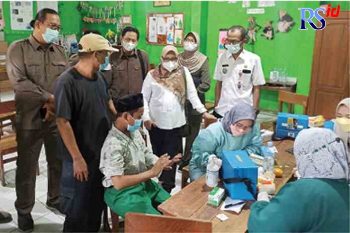 TINJAU VAKSINASI : Komisi D DPRD Kota Semarang saat meninjau pelaksanaan vaksinasi anak usia 6-11 tahun di MI Nashrul Fajar, Meteseh, Tembalang, kemarin.(ADENNYAR WYCAKSONO/JAWA POS RADAR SEMARANG)