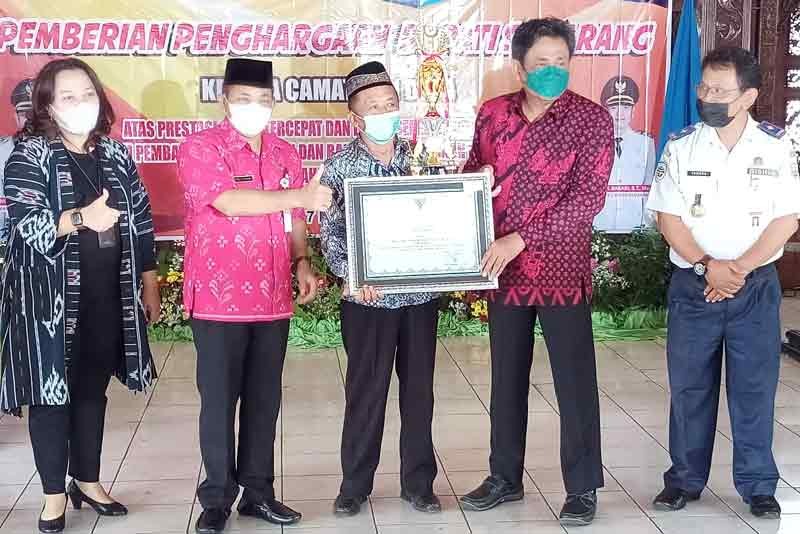 Penyerahan penghargaan Bupati Semarang kepada para kades dan camat pengelola PBB terbaik tahun 2021. (Maria Novena/Jawa Pos Radar Semarang)