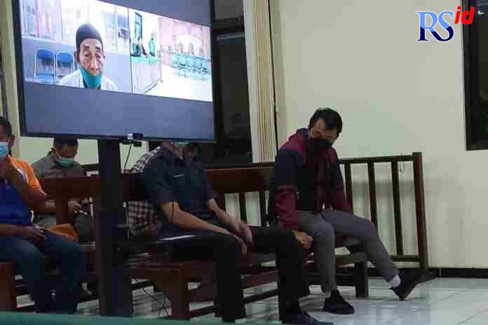 SIDANG: Kasminto atau Mbah Minto saat menjalani sidang di PN Demak. (WAHIB PRIBADI/JAWAPOS RADAR SEMARANG)