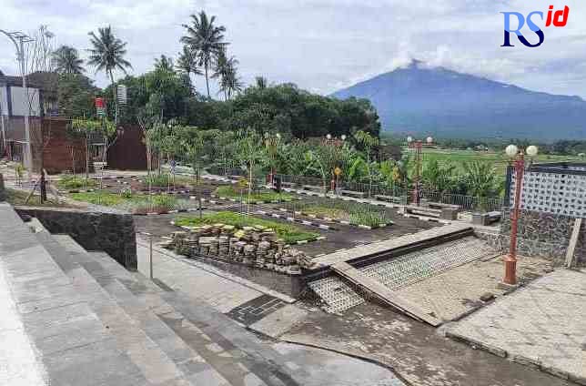CANTIK: Taman Cerdas Salatiga yang dibangun di eks terminal Soka sudah rampung dibangun. (DHINAR SASONGKO/JAWAPOS RADAR SEMARANG)